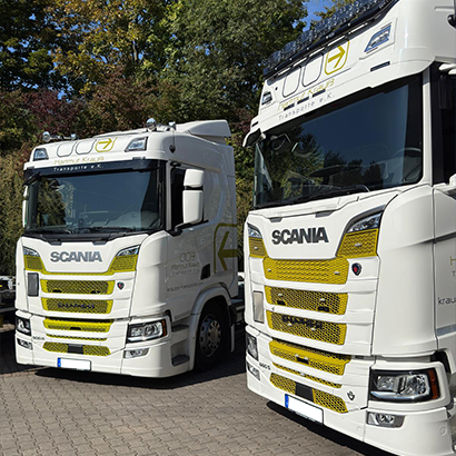 zwei weiße Scanias